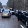 Масштабна автотроща у Києві – розбито понад 10 машин: чи є постраждалі та де сталась ДТП