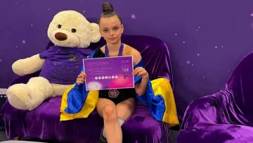 Паскаль виграла турнір після ампутації ноги через російський обстріл: гімнастка з протезом перемогла в Румунії
