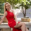Дар’я Трегубова влаштувала стильну фотосесію в Києві: акторка показала літній образ у червоній сукні