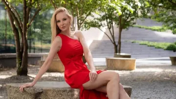 Дар’я Трегубова влаштувала стильну фотосесію в Києві: акторка показала літній образ у червоній сукні