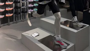 Adidas дозволить купувати у фірмових магазинах України лише один кросівок: з чим пов'язане рішення компанії