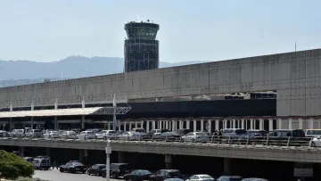 Аеропорт Кувейту загорівся через атаку іранських дронів: відео наслідків ударів