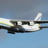Найбільший у світі вантажний авіалайнер пролетів над Києвом: куди «Антонов» евакуював Ан-124 з України