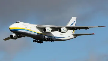 Найбільший у світі вантажний авіалайнер пролетів над Києвом: куди «Антонов» евакуював Ан-124 з України