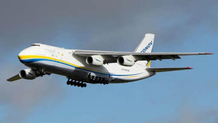 Найбільший у світі вантажний авіалайнер пролетів над Києвом: куди «Антонов» евакуював Ан-124 з України