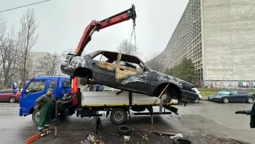 Пошкоджені внаслідок обстрілу авто у Києві пропонують самостійно прибирати: коли і як про це дізнатися