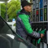 Провідні українські оператори АЗС знизили ціни: скільки тепер коштує бензин