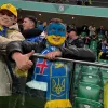 «Калюжний пас дає – атака вже іде»: вболівальники виступили із посланнями до гравців на матчі з Ісландією