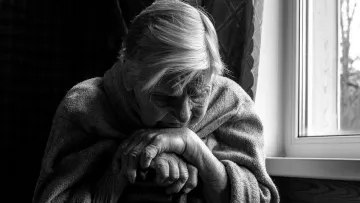 Божевілля на Закарпатті: чоловік хотів зґвалтувати пенсіонерку, погрожуючи їй ножем – чи уникла бабуся наруги
