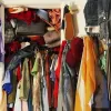 Чому у шафі виникає затхлий запах і чим це може загрожувати: дієві поради, як його позбутися