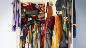 Чому у шафі виникає затхлий запах і чим це може загрожувати: дієві поради, як його позбутися
