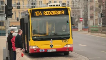 У Польщі чоловік прийшов на роботу в спідниці: пан не зійшов з розуму – це був протест проти дрескоду