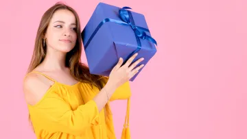 Подарунки на 8 березня: романтичні та корисні ідеї, щоб порадувати маму, дружину, дівчину та колег жінок