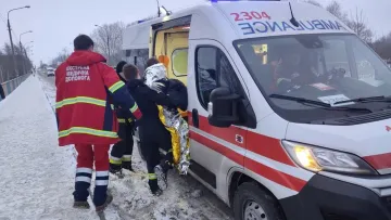 На Дніпропетровщині школяр катався на кризі й пішов під воду, його врятував рибалка: історія порятунку