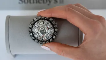 Наполеонівську брошку з Ватерлоо було продано на аукціоні за неймовірну суму: як виглядає коштовність