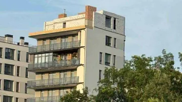 Добудувала собі ще один поверх: мешканка Львову шокувала незвичним розширенням на даху будинку – фото