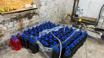 У Києві викрили ділків, які розливали сурогатний алкоголь та штампували цигарки: що загрожує бутлегерам