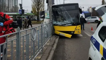 У Києві автобус влетів в електроопору: чи є постраждалі серед пасажирів – фото з місця ДТП