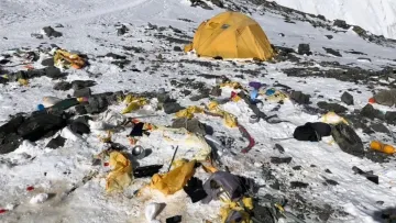 Еверест тоне у відходах: що не спрацювало і які заходи тепер вводить влада Непалу