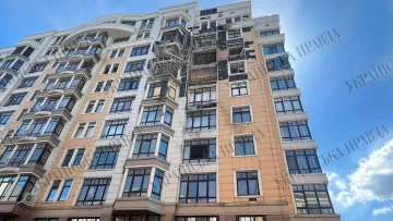 Велика діра та вибиті вікна: під час нічної атаки на Київ постраждав будинок із квартирами Зеленського та Міндіча