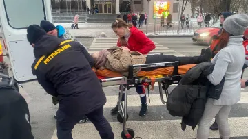 Ледь не загинули: у Києві двоє молодих людей провалилися під кригу на Дніпрі – були за 300 метрів від берегу