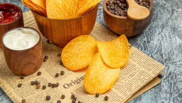 Названо продукт, який радять уникати кардіологи: лікар розкрив всю шкоду улюбленого українцями снеку