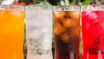 Названо напій, який шкідливіший за горілку, вино та інший алкоголь: мова не про каву