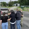 Із США депортували перших українських мігрантів: американці показали фото моменту їх повернення до України