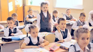 Без щеплень – освіта тільки вдома: Кабмін змінює правила для дітей без вакцинації – що варто знати батькам