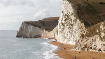 Негода знищила популярну туристичну локацію в Великій Британії: вона пережила динозаврів