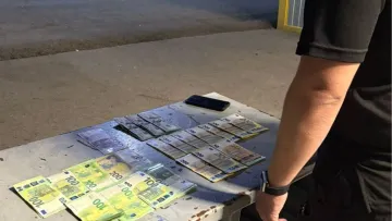 Українка хотіла вивезти до ЄС 1,5 млн рублів: «дерев'яні» пані запхала ледь не в трусики