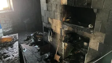 Перетворив хату на згарище й дістав серйозні опіки: що накоїв горе-господар з Чернігівщини, розтоплюючи піч