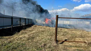На Львівщині вщент згоріла Tesla: в ДСНС назвали причину – через неї вони зверталися до священників