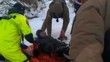 У Києві забави чоловіка на скайсерфінгу ледь не завершилися фатально: як рятували екстремала – відео