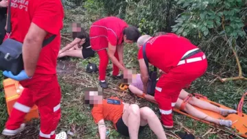 На Одещині шквальний вітер наробив горя: внаслідок падіння дерева четверо дітей постраждало, одна – загинула