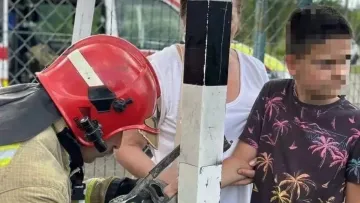 Хлопець застряг в штанзі футбольних воріт: на допомогу підлітку прийшли рятувальники – подробиці звільнення