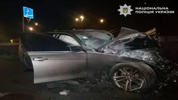Трагедія на Видубичах: 18-річний водій BMW розбився на смерть, врізавшись у підземний перехід