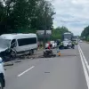 Жорстка автотроща на Прикарпатті: не розійшлися маршрутка та легковик – 15 людей ушпиталено