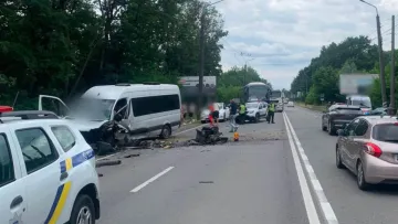 Жорстка автотроща на Прикарпатті: не розійшлися маршрутка та легковик – 15 людей ушпиталено