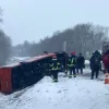 На Хмельниччині пасажирський автобус злетів з дороги та перекинувся: чи вдалося уникнути жертв