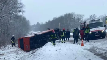 На Хмельниччині пасажирський автобус злетів з дороги та перекинувся: чи вдалося уникнути жертв