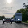На Миколаївщині дорогу не поділили маршрутка та човен: як на трасі опинилося водне судно – фото з місця ДТП