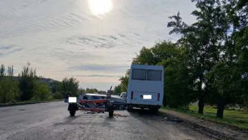 На Миколаївщині дорогу не поділили маршрутка та човен: як на трасі опинилося водне судно – фото з місця ДТП