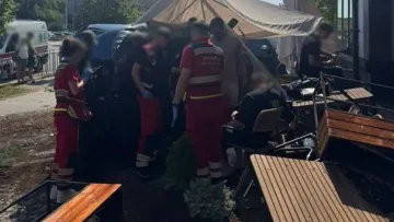 У Києві відчайдухи влаштували перегони на BMW: одне з авто влетіло у терасу ресторану – фото з місця ДТП