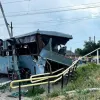 В наслідок ДТП потяг перетворив мікроавтобус на металолом: чи вдалося вижити водію авто – фото з місця трощі