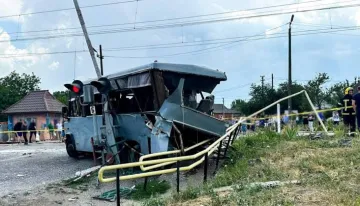 В наслідок ДТП потяг перетворив мікроавтобус на металолом: чи вдалося вижити водію авто – фото з місця трощі