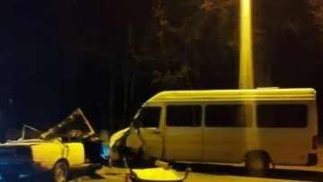 У Дніпрі дорогу не поділили легковик та маршрутка: одне з авто перетворилося на брухт – моторошне фото