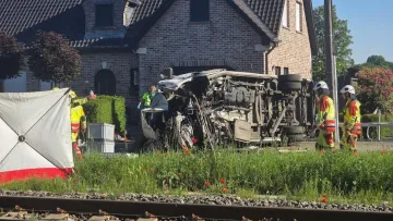 Троща у Бельгії – потяг протаранив шкільний автобус: без жертв не обійшлося
