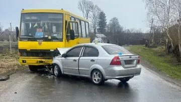 Протаранила в лоб: на Львівщині дівчина спровокувала ДТП за участі легковика і маршрутки – чи тверезою була