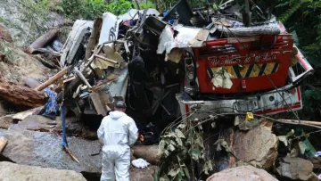 Шкільний автобус зірвався в прірву: загинуло 17 осіб, ще 20 дістали травми – подробиці моторошної аварії